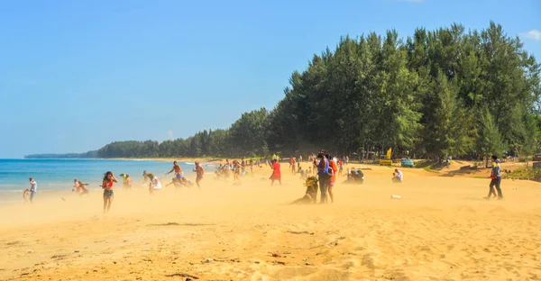 Phuket Tajlandia Kwi 2019 Ludzie Wchodzą Piaszczystej Plaży Przez Silny — Zdjęcie stockowe