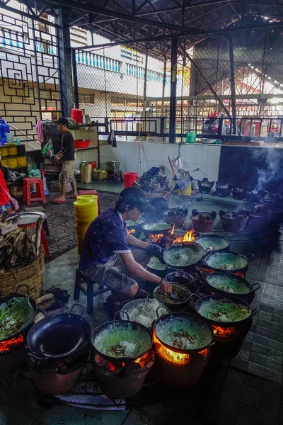 Giang Єтнам Вересня 2017 Чоловік Готує Традиційну Трапезу Giang Єтнам — стокове фото