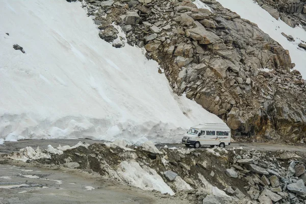 Ladakh India Julio 2015 Los Coches Corren Por Carreteras Peligrosas —  Fotos de Stock