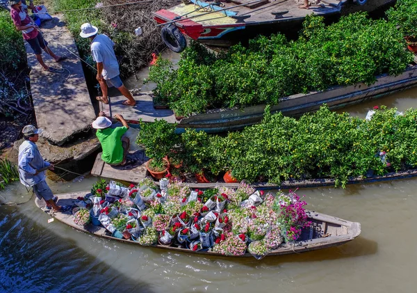 2016年1月31日 人们在湄公河上用木船提着鲜花 — 图库照片