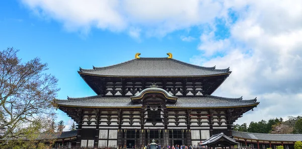 Nara, Japonya - Nis 10, 2019. İnsanlar Nara, Japonya'daki Todaiji Tapınağı'nı ziyaret ediyor. Todai-ji Nara en popüler turistik ve Unesco Miras Sitesi.