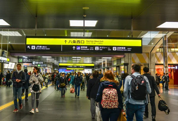 Ósaka Japonsko Duben 2019 Lidé Nádraží Ósace Japonsko Vlaky Jsou — Stock fotografie