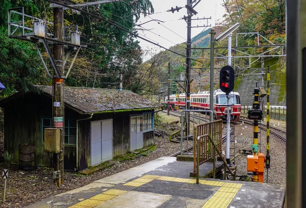 日本大阪 2016年11月24日 日本大阪小叶山上的火车站 日本的铁路系统在准时和安全方面享有很高的声誉 — 图库照片