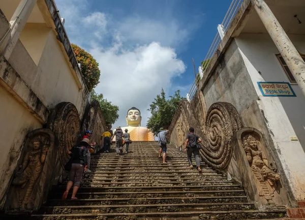 Dambulla Srí Lanka Szeptember 2015 Emberek Meglátogatnak Egy Óriás Buddha — Stock Fotó