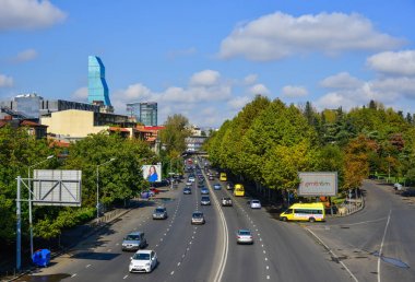 Tiflis, Gürcistan'da arabalar sokakta koşuyor