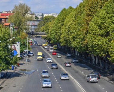 Tiflis, Gürcistan'da arabalar sokakta koşuyor