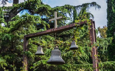 Bahçede antik bronz çanlar 