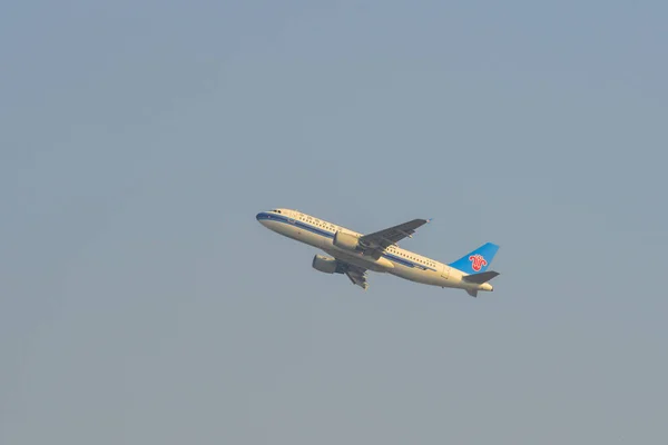 Letadla přistávají na letišti Saigonu (Sgn) — Stock fotografie