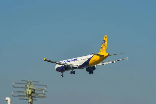 Aterragem de avião no aeroporto de Saigão (SGN ) — Fotografia de Stock