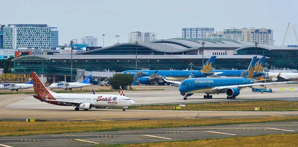 Passenger airplanes taxiing on runway — Stock Photo, Image