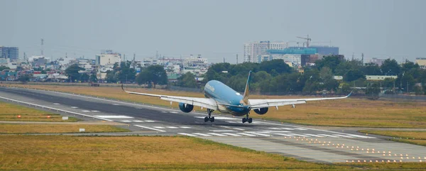Airplane landing at Saigon Airport (SGN) — Stock Photo, Image
