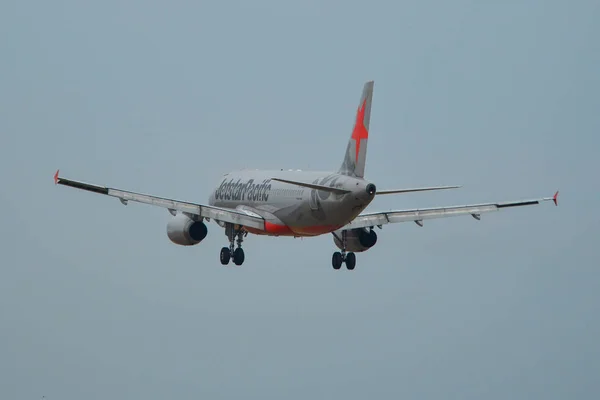 Avión aterrizando en el aeropuerto de Saigón (SGN ) — Foto de Stock