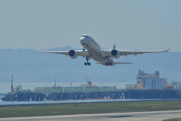 Flygplan tagande-off från Kansai Airport — Stockfoto