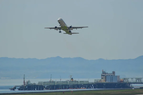 Vliegtuig opstijgen vanaf Kansai Airport — Stockfoto