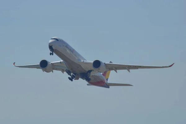 Despegue del avión desde el aeropuerto de Kansai — Foto de Stock