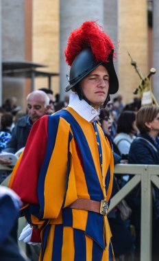 Papalık İsviçreli üniformalı muhafızlar