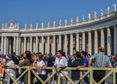 İnsanlar St Peter Meydanı (Vatikan) ziyaret)