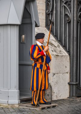 Papalık İsviçreli üniformalı muhafızlar