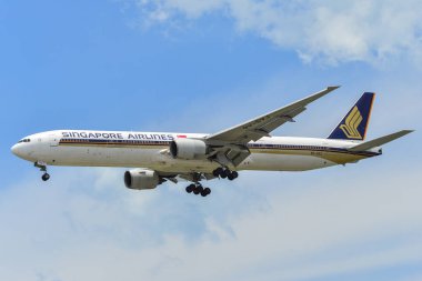 Changi Havaalanı'na uçak iniş (Sin)