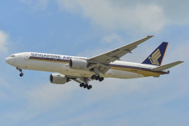 Changi Havaalanı'na uçak iniş (Sin)