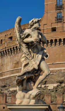 Sant Angelo köprüsü boyunca melek heykeli