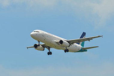Changi Havaalanı'na uçak iniş (Sin)