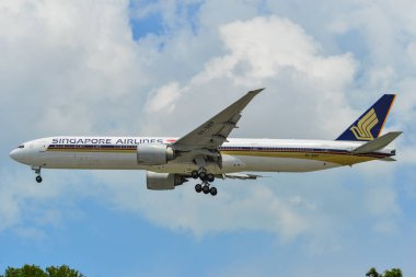 Changi Havaalanı'na uçak iniş (Sin)