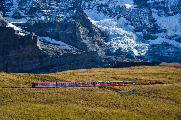 Malowniczy pociąg na alpejskich szczytów Szwajcarii — Zdjęcie stockowe