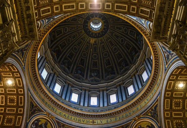 Kupolen i St Peters basilika i Vatikanen — Stockfoto