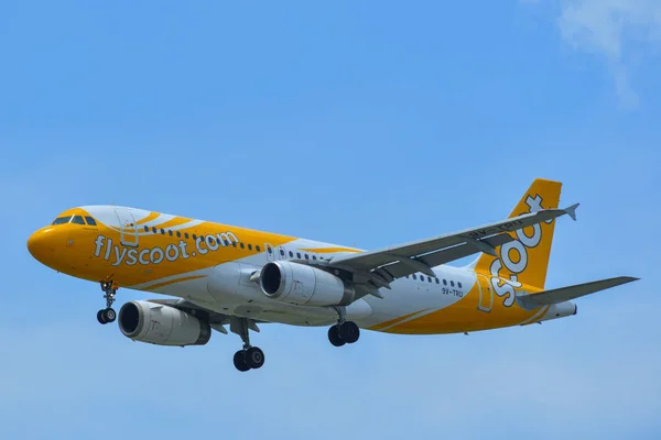Avião aterrissando no Aeroporto de Changi (SIN ) — Fotografia de Stock
