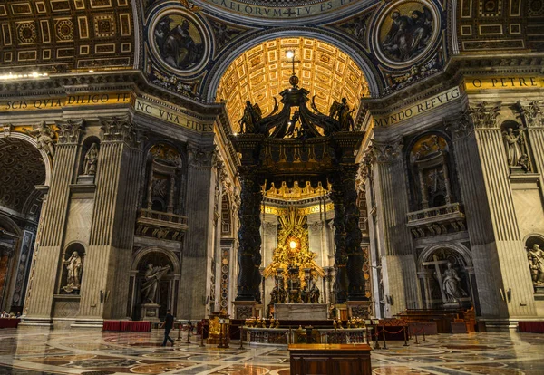 Belső tér, a Vatikáni Szent Péter-bazilika — Stock Fotó