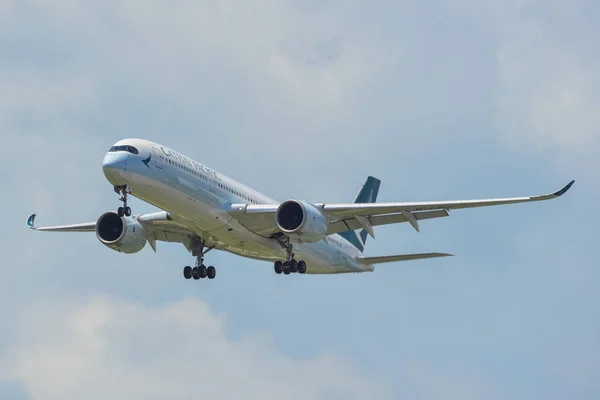 Atterrissage de l'avion à l'aéroport de Changi (NAS) ) — Photo