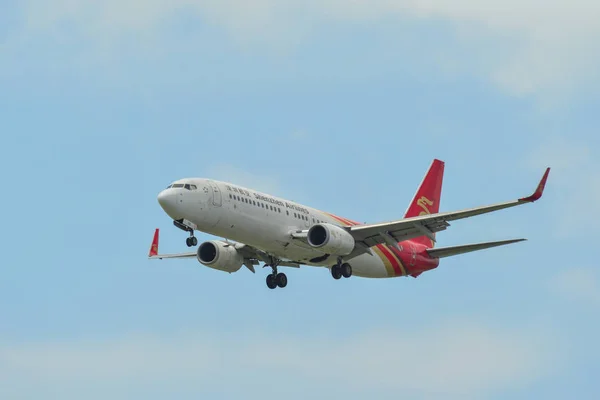 Avión aterrizando en el aeropuerto de Changi (SIN ) — Foto de Stock