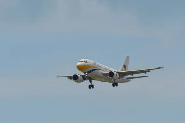 Samolot lądowania na lotnisku Changi (sin) — Zdjęcie stockowe