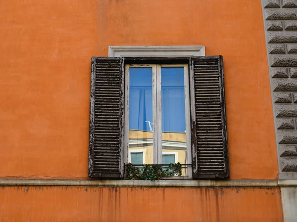 Edificio antiguo en Roma, Italia — Foto de Stock