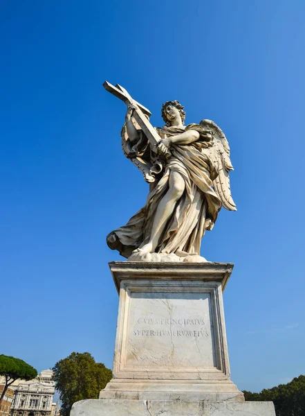 Estátua de anjo ao longo da ponte Sant Angelo — Fotografia de Stock