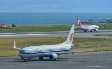 Yolcu uçağı pistte taksicilik yapıyor 