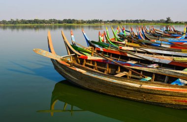 Taungthaman Gölü üzerindeki küçük liman