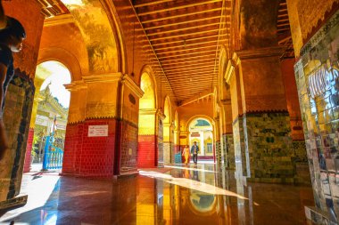 Myanmar'daki Budist tapınağının içi 