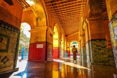 Myanmar'daki Budist tapınağının içi 