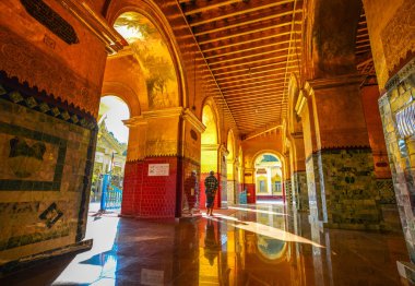 Myanmar'daki Budist tapınağının içi 