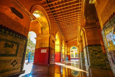 Myanmar'daki Budist tapınağının içi 