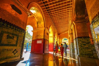 Myanmar'daki Budist tapınağının içi 