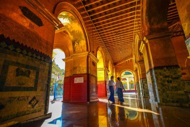 Myanmar'daki Budist tapınağının içi 