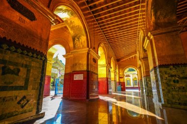 Myanmar'daki Budist tapınağının içi 