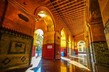 Myanmar'daki Budist tapınağının içi 