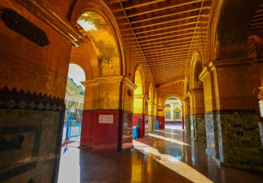 Myanmar'daki Budist tapınağının içi 