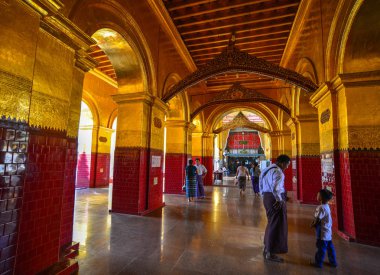 Myanmar'daki Budist tapınağının içi 