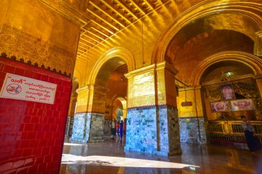 Myanmar'daki Budist tapınağının içi 