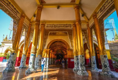 Myanmar'daki Budist tapınağının içi 